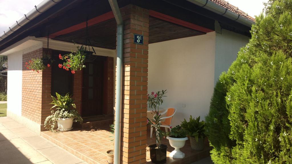 Sobe Rooms Szobak Zimmer Kis Palić الغرفة الصورة