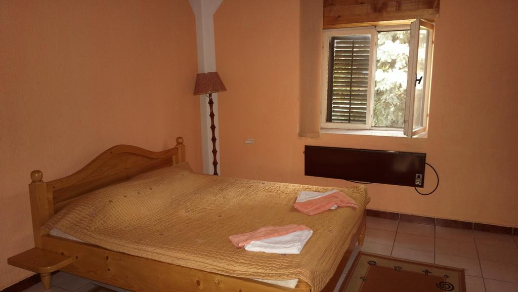 Sobe Rooms Szobak Zimmer Kis Palić الغرفة الصورة
