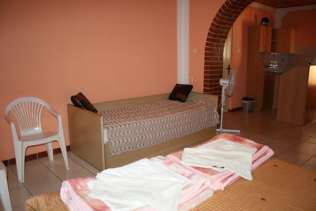 Sobe Rooms Szobak Zimmer Kis Palić المظهر الخارجي الصورة