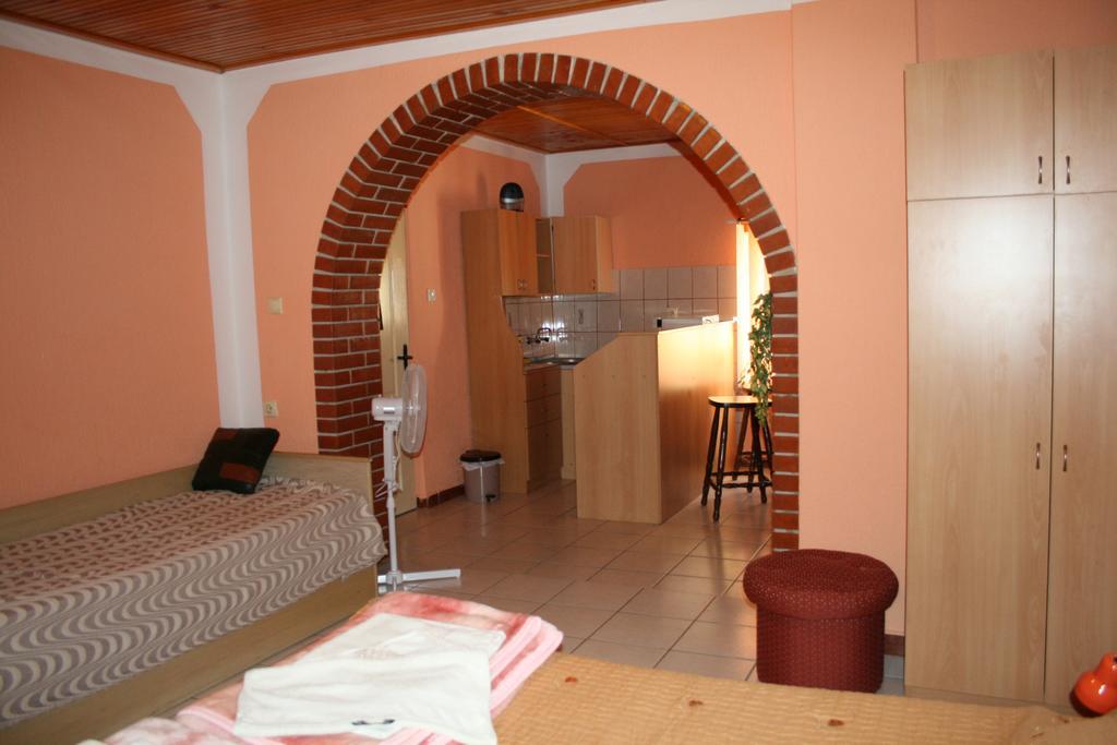 Sobe Rooms Szobak Zimmer Kis Palić المظهر الخارجي الصورة